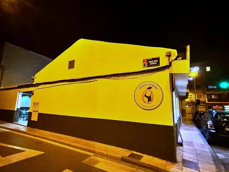 La heladería de noche, vista desde la esquina