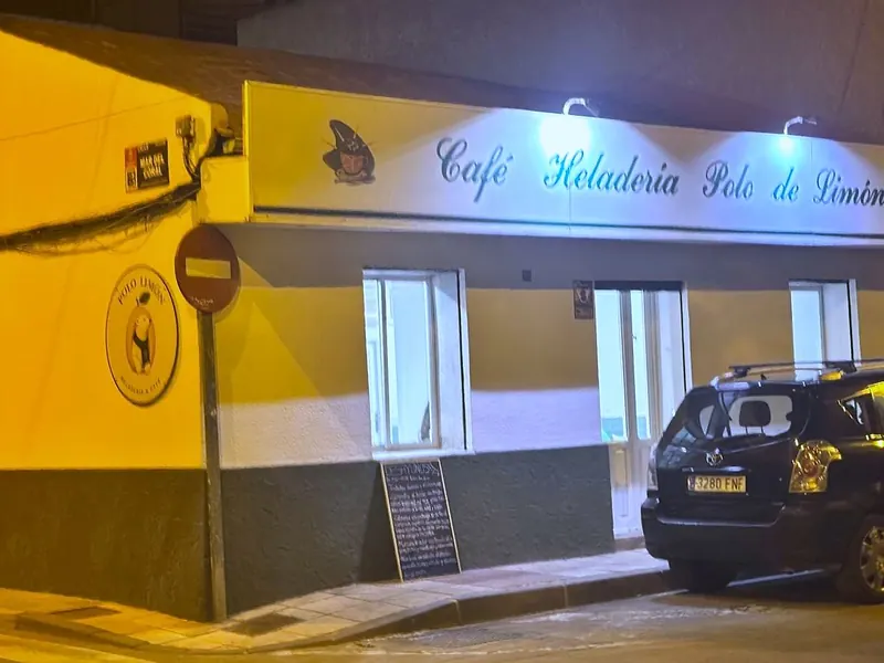 Entrada de la heladería iluminada